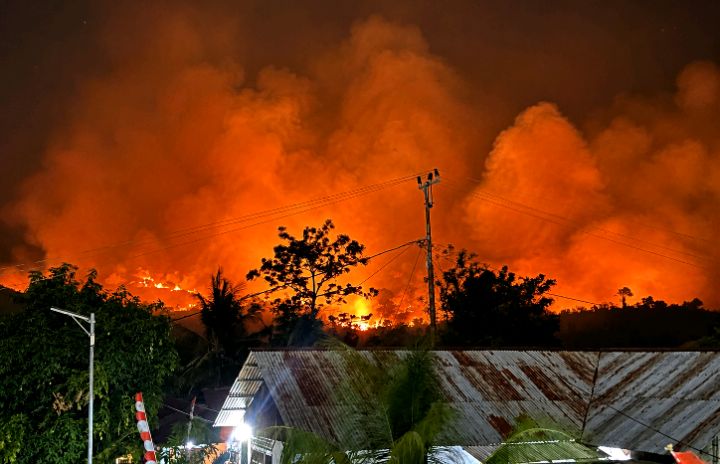 Kebakaran Landa Pulau Libas Malam Ini, Api Mulai Mendekati Pemukiman Warga