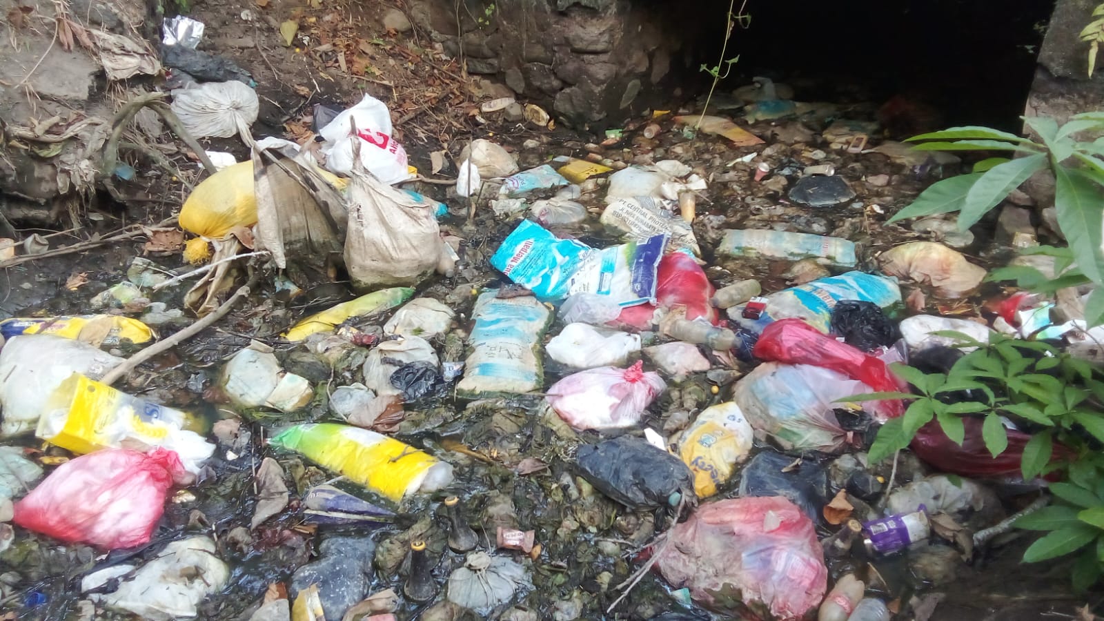 Di Balik Keindahan Likupang, Ada Sampah yang Menumpuk dan membusuk