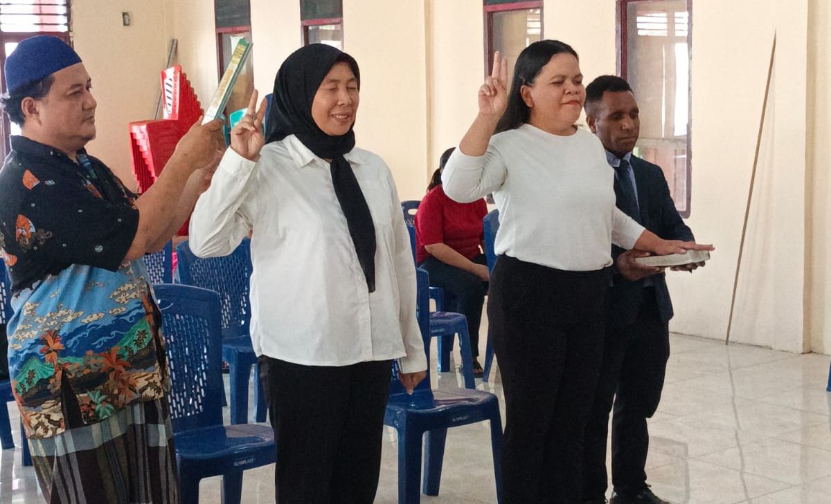 Marini Masloman dan Frayshelife Kamuh Isi Dua Jabatan Perangkat Desa Wineru